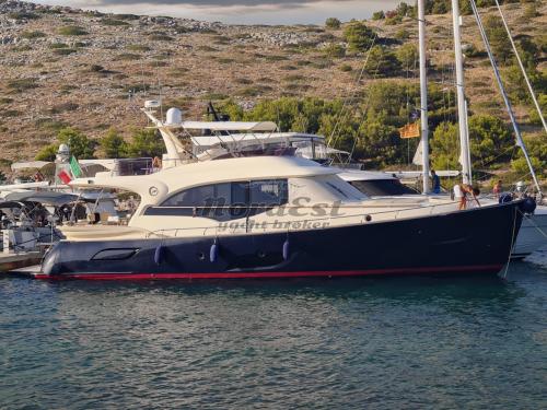 Mochi craft dolphin 64 cruiser